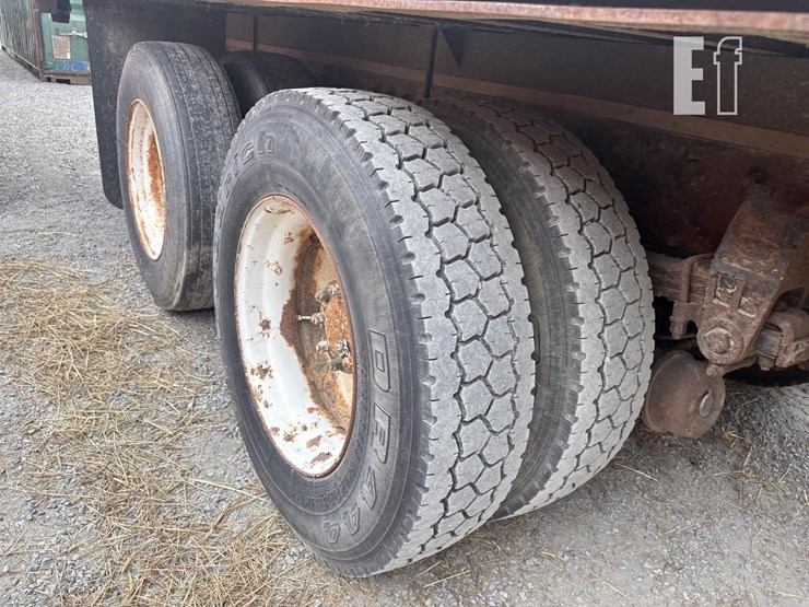 1999-peterbilt-330-image-9