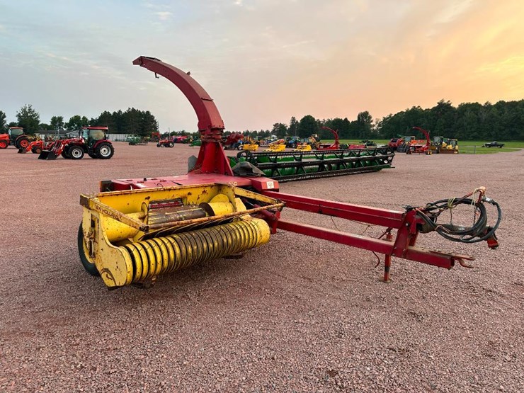 new-holland-790-image-1