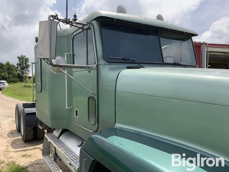 2000-freightliner-fld120-image-12