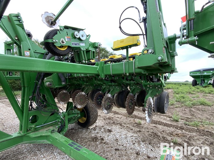 2021-john-deere-1745-image-12