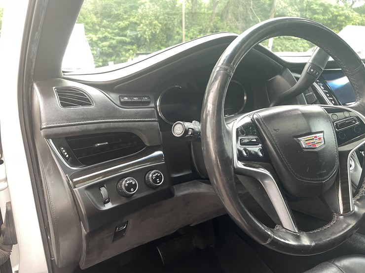 2017-cadillac-escalade-image-36