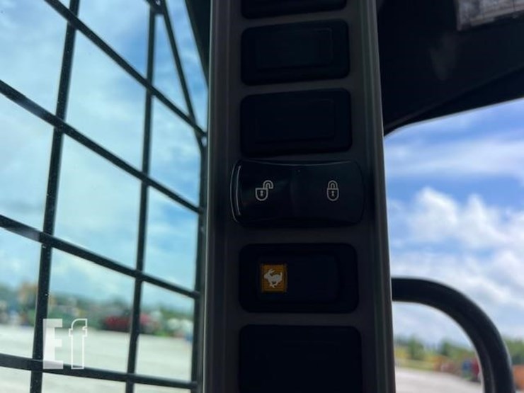 2020-new-holland-c332-image-38