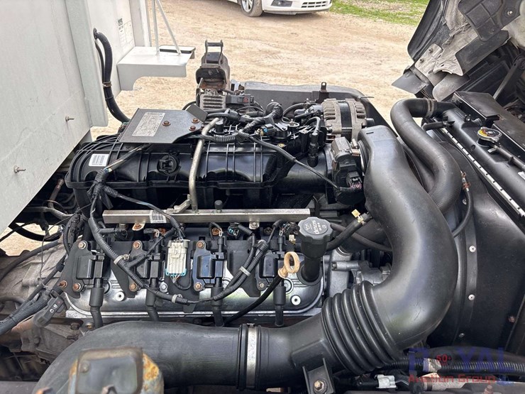 2014-isuzu-npr-image-23