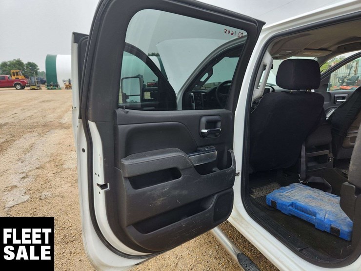 2015-chevrolet-silverado-2500hd-image-30