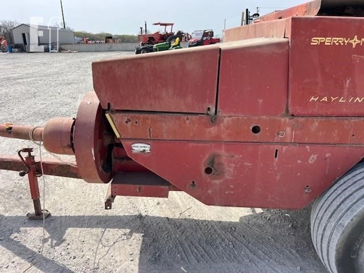 new-holland-320-image-26