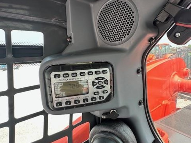 2023-kubota-ssv75-image-24
