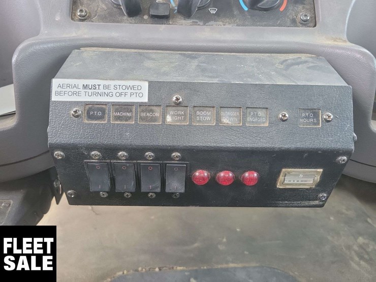 2013-freightliner-108sd-image-12