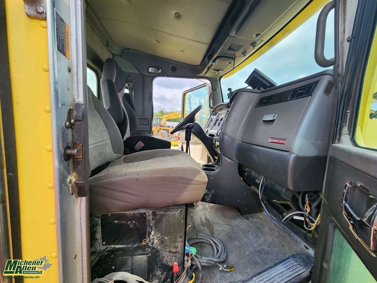 2010-kenworth-t800-image-18