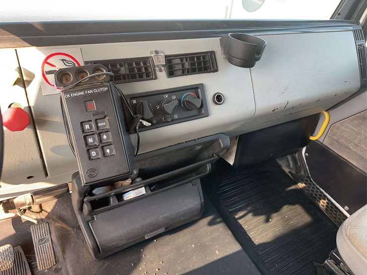 2000-freightliner-fl80-image-24