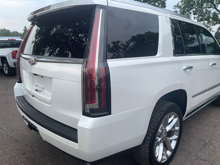 2017-cadillac-escalade-image-16