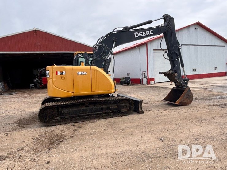 2012-deere-135d-image-9