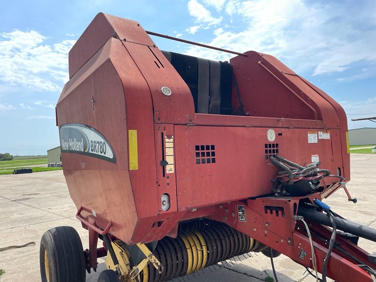 new-holland-br780-image-21