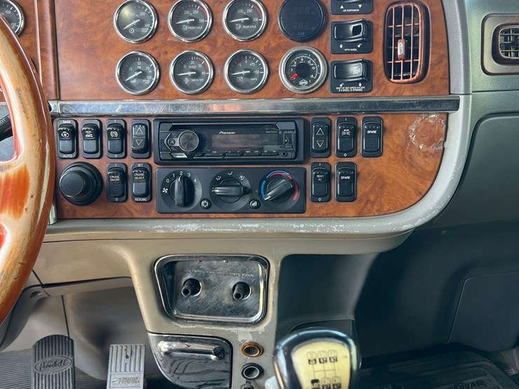 2008-peterbilt-389-image-22