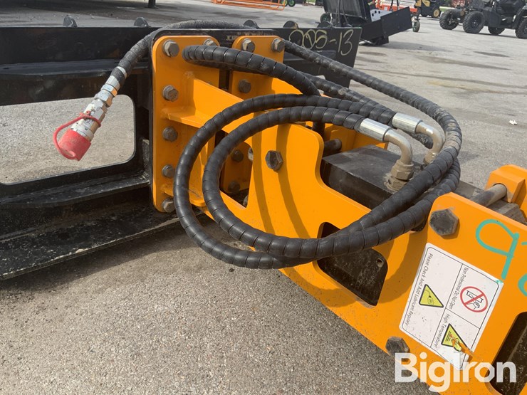 2025-post-pounder-giyi-680-skid-steer-post-driver-image-12