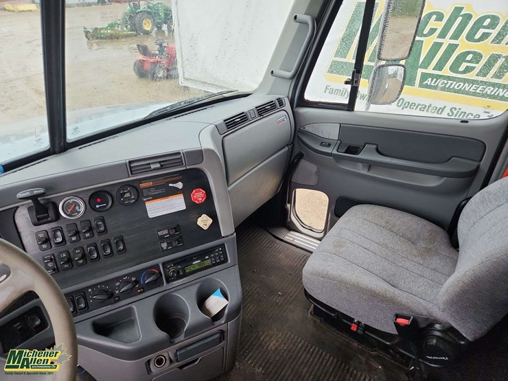 2006-freightliner-columbia-120-image-14
