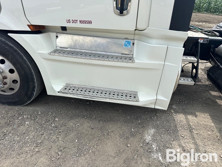 2019-freightliner-cascadia-126-image-15