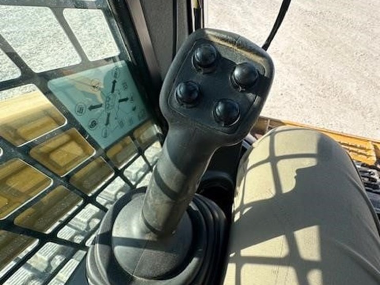 2015-caterpillar-299d-image-24