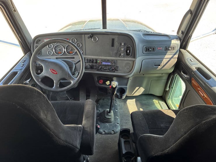 2011-peterbilt-386-image-100