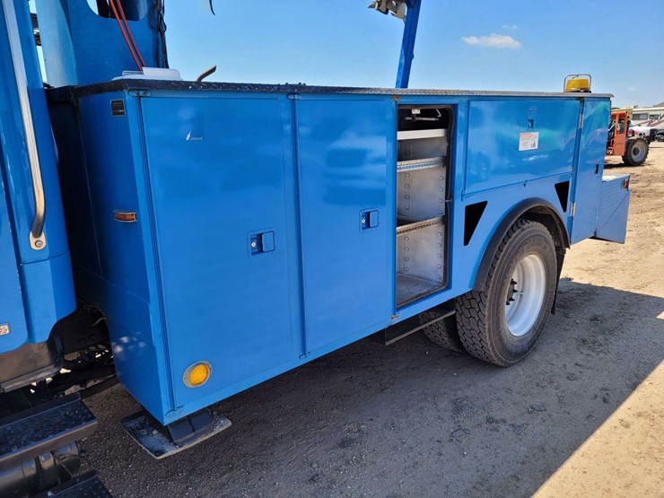 2007-freightliner-m2-106-image-8