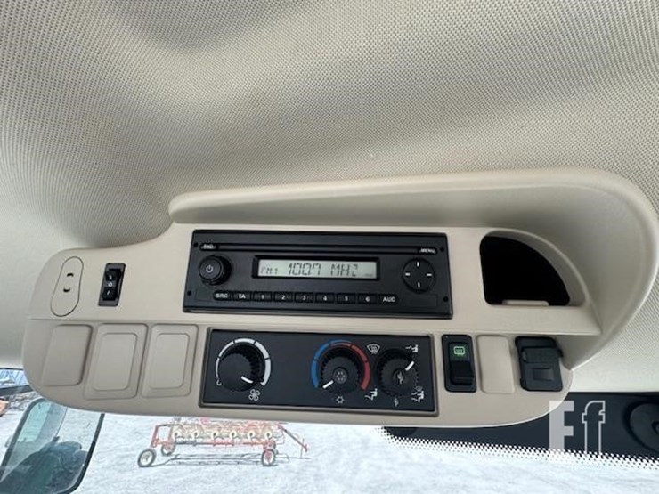 2013-john-deere-6125r-image-31