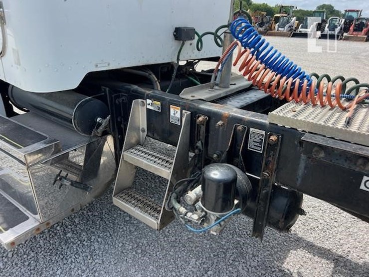2003-peterbilt-330-image-33