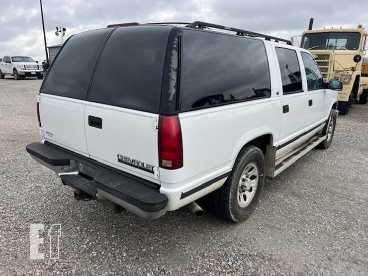 1999-chevrolet-suburban-image-7