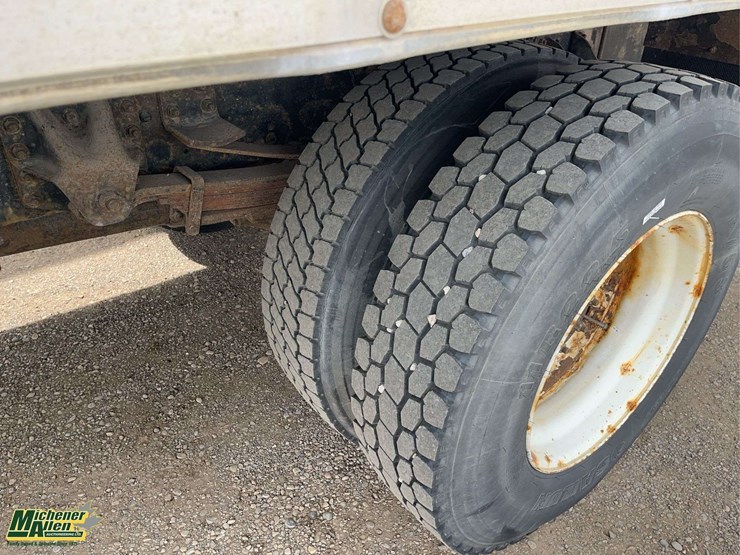 2005-gmc-t7500-image-11