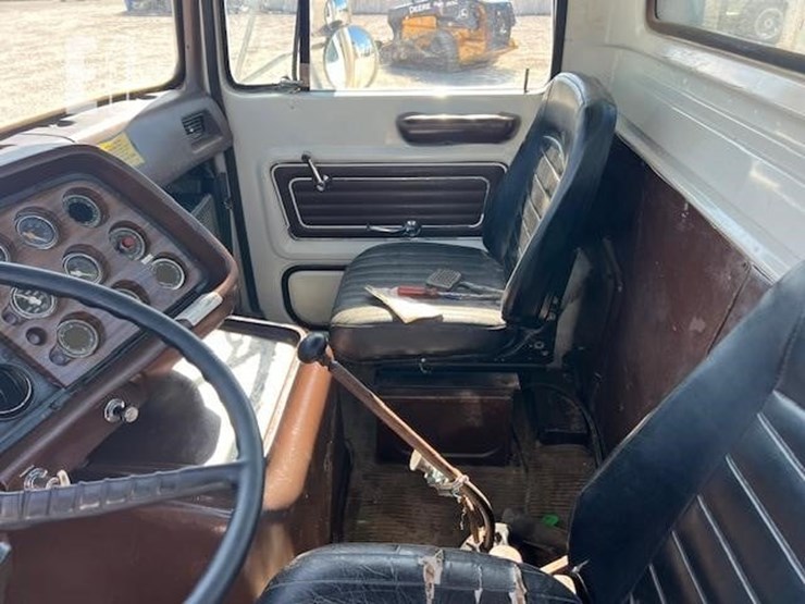 1987-ford-9000-image-33