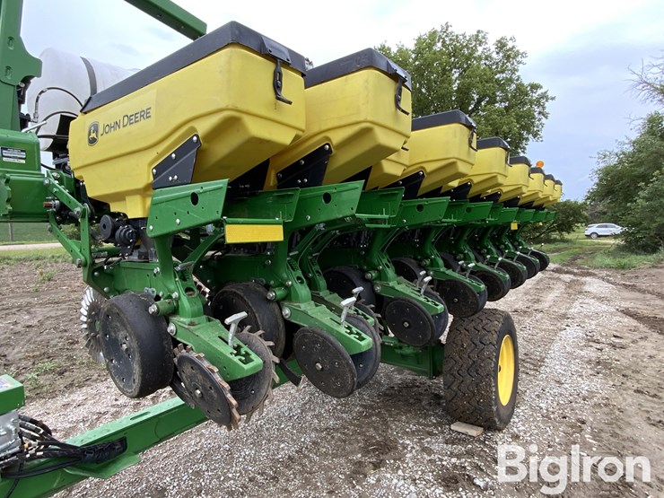 2021-john-deere-1745-image-10