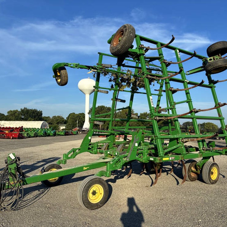 JOHN DEERE 2410