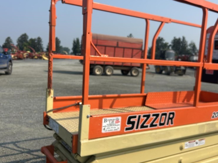 2001-jlg-2032e2-image-3