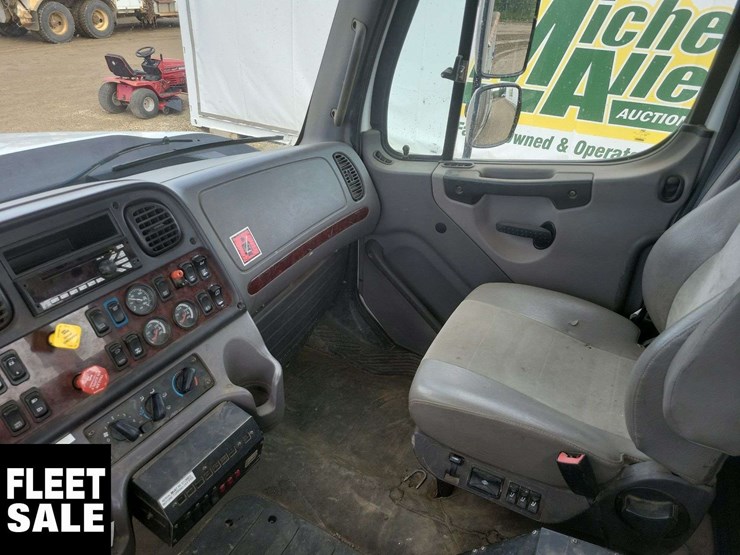 2013-freightliner-108sd-image-7