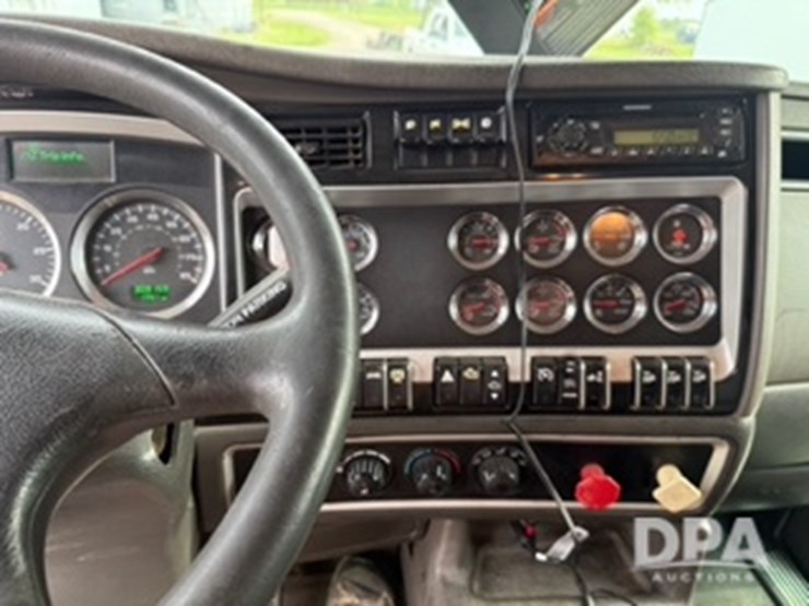 2012-kenworth-t800-image-9