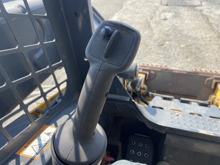 deere-320e-image-24