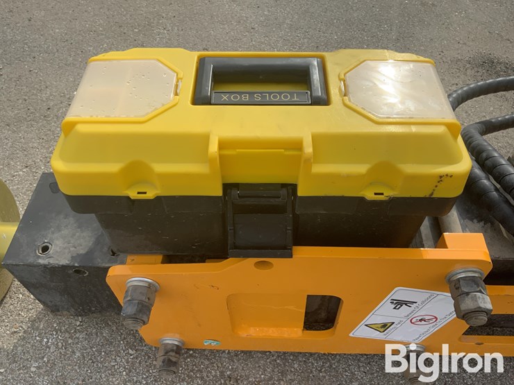 2025-post-pounder-giyi-680-skid-steer-post-driver-image-13