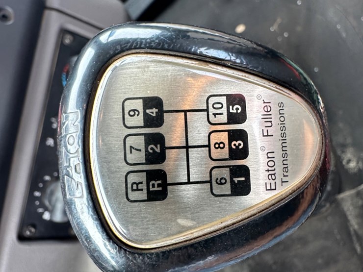 2014-freightliner-108sd-image-19