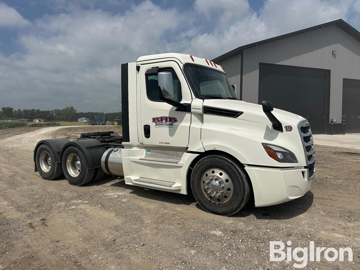 2019-freightliner-cascadia-126-image-3