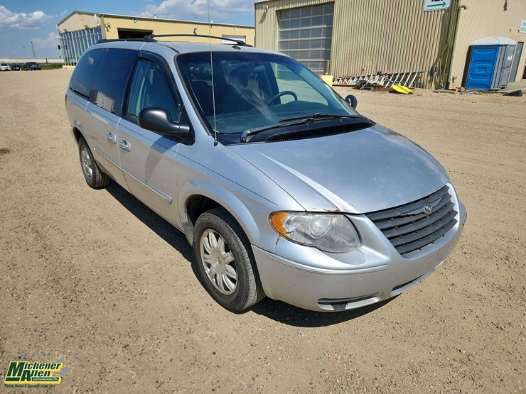2006-chrysler-town-&-country-image-2