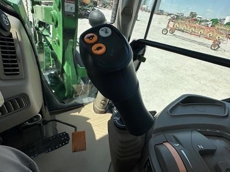 2013-john-deere-6125r-image-26