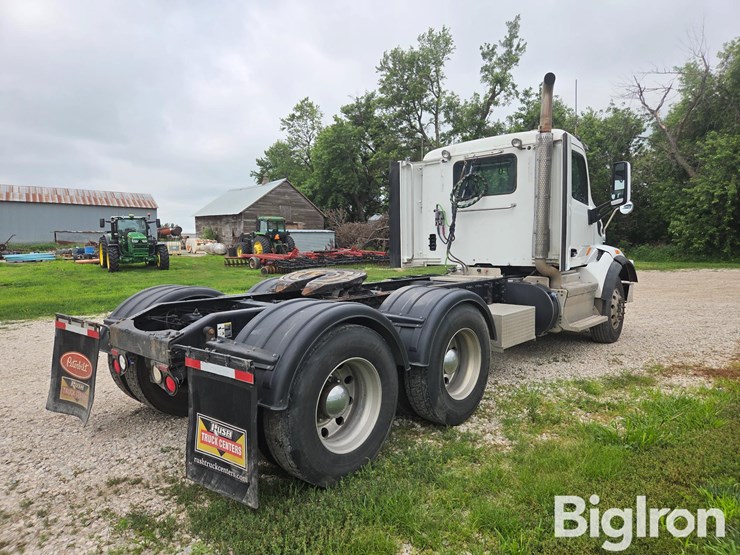 2016-peterbilt-567-image-5