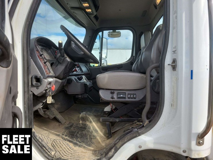 2013-freightliner-108sd-image-6