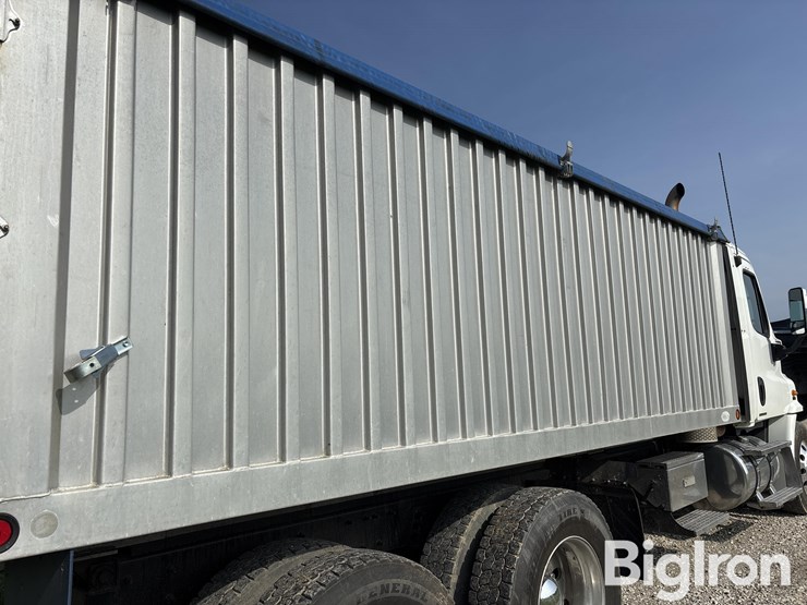 2011-freightliner-cascadia-113-image-18