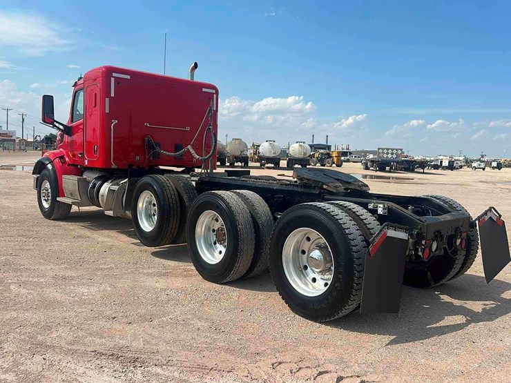2015-peterbilt-567-image-6