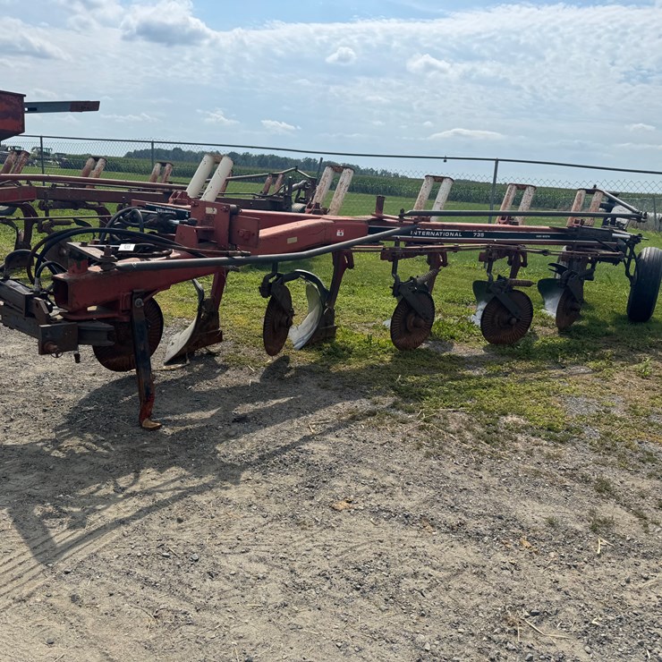 INTERNATIONAL 735
