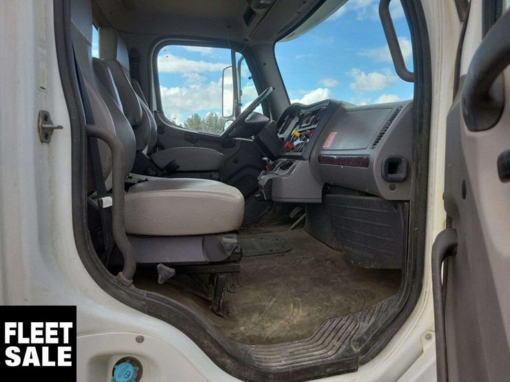 2013-freightliner-108sd-image-16