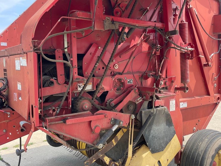 new-holland-br780-image-28