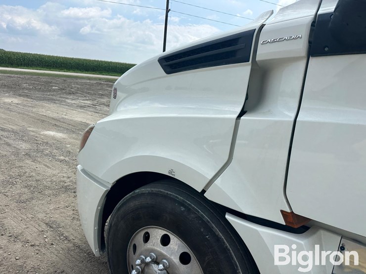2019-freightliner-cascadia-126-image-14
