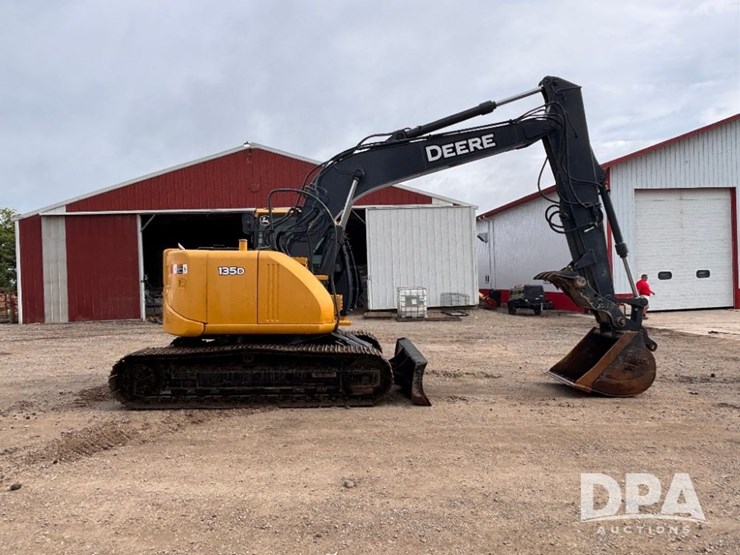 2012-deere-135d-image-8
