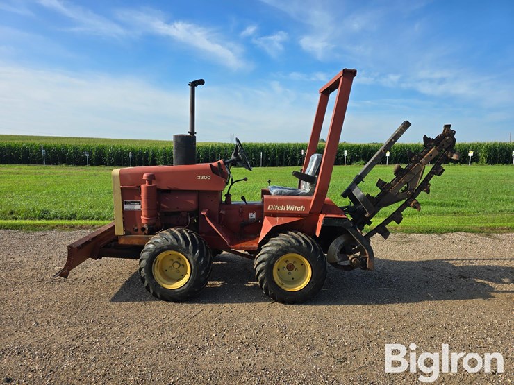 ditch-witch-2300-image-8