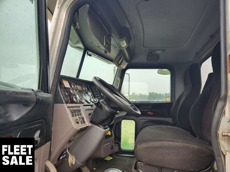 2016-peterbilt-365-image-27